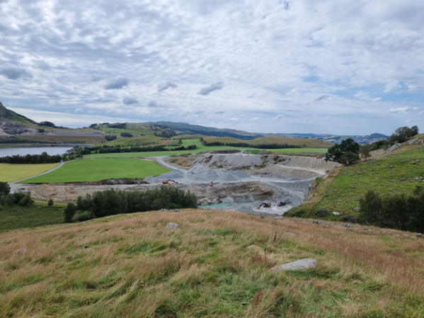 Kluge-tippen i Gjesdal i Rogaland er mottak og mellomlager for steinmasser. Snart blir den også testarena for store, elektriske anleggsmaskiner. Foto: SINTEF