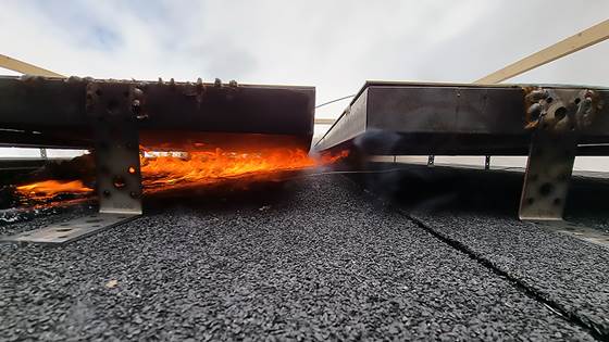 Tre centimeter luft kan hindre brann mellom solcelleanlegg og tak
