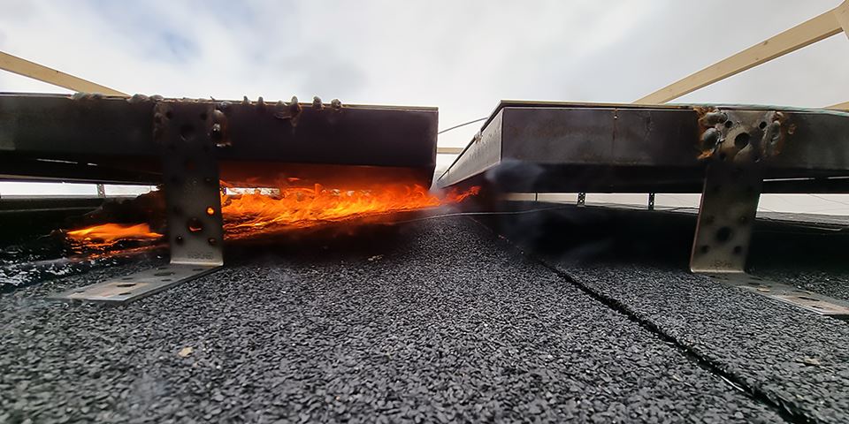 Stadig flere monterer solcelleanlegg. Men oppstår det en elektrisk feil, kan det føre til brann. Foto: RISE Fire Research