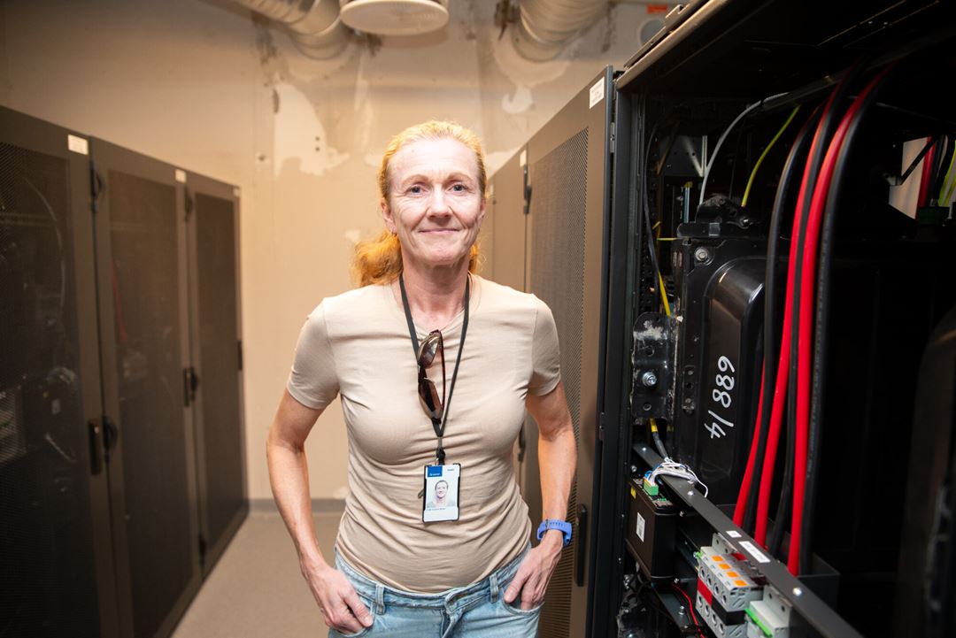 Her lagres strøm fra solceller: SINTEF-forsker Fride Vullum-Bruer i "batterirommet" på Tiller vgs i Trondheim.