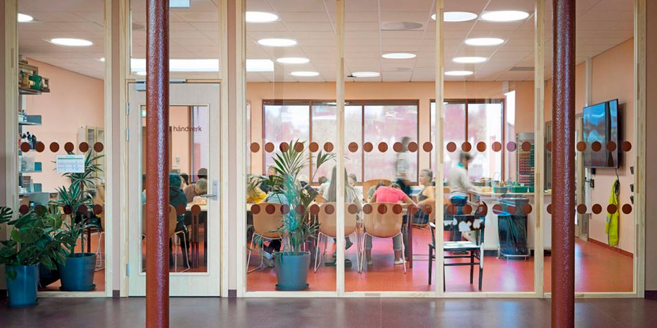 Læreplaner og læringsmetoder endrer seg i takt med nye kompetansekrav i samfunnet. Klasserommet er derfor  i endring. Her er et formingsrom på Hebekk skole i Nordre Follo. Foto: Planforum arkitekter.