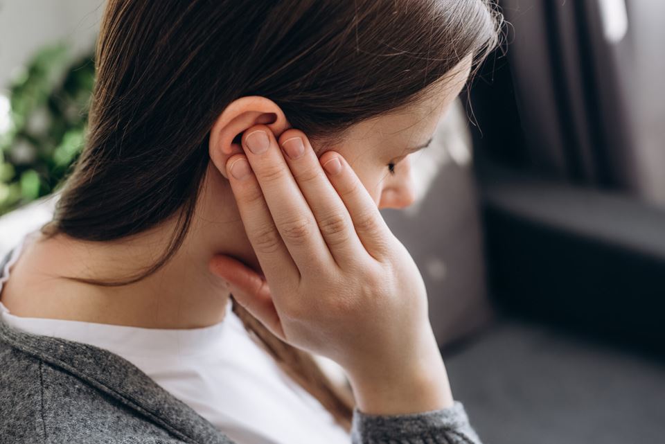 Fastlegene har ikke har nok kunnskap om tinnitus. Det gjør at mange har plager som kunne vært unngått, ifølge rapporten. Illustrasjonsfoto: iStock
