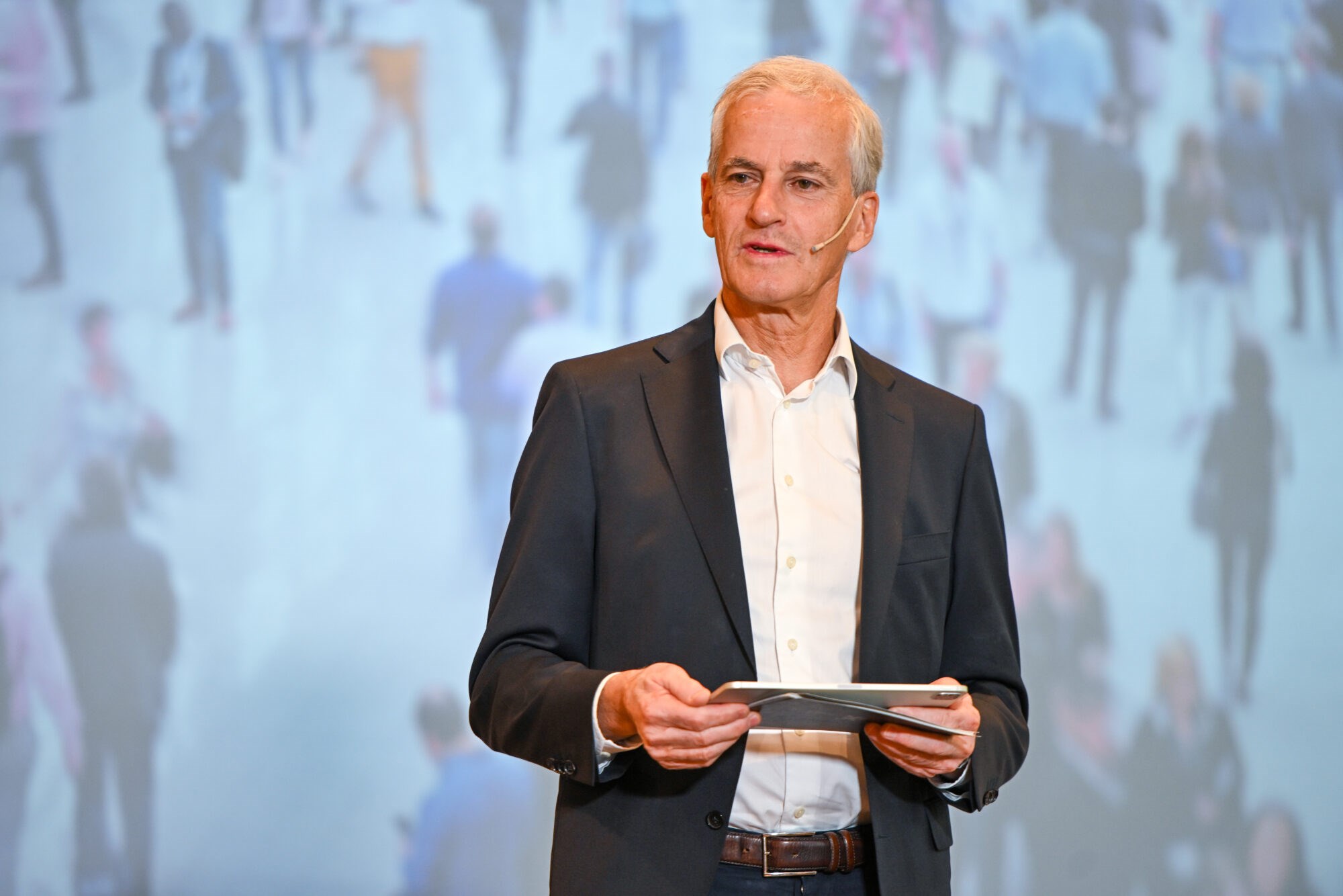 Alle bør vi få folkeopplysning som gjør at vi kan forholde oss kritisk til bruk av KI, skriver Signe Riemer-Sørensen. Her holder statsminister Jonas Gahr Støre pressekonferanse om regjeringens satsing på kunstig intelligens og digital sikkerhet. Foto: Martin Solhaug Standal/NTB