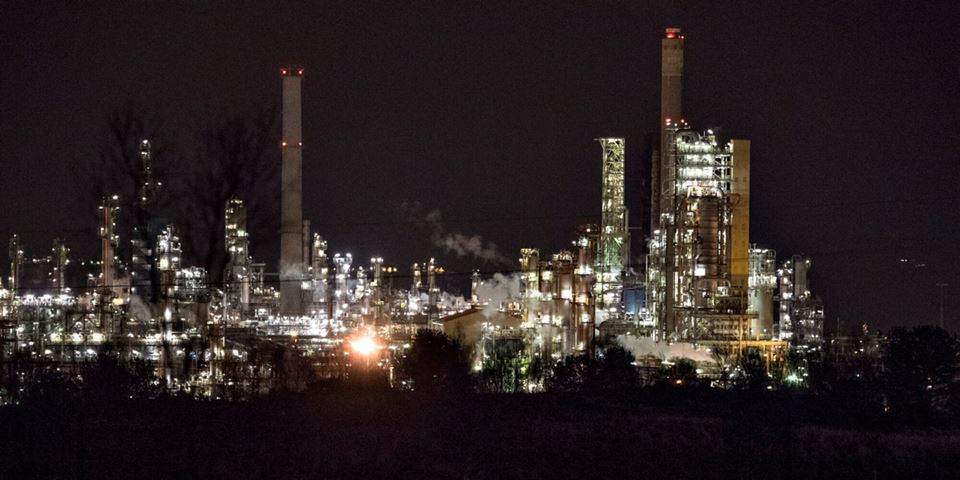 Industriens sikkerhetssystemer besto tidligere av komponenter og protokoller som gjorde tilgang vanskelig. Slik er det ikke lenger, påpeker forfatterne. Bildet er fra Equinors oljeraffineri på Mongstad. Foto: Marit Hommedal/NTB