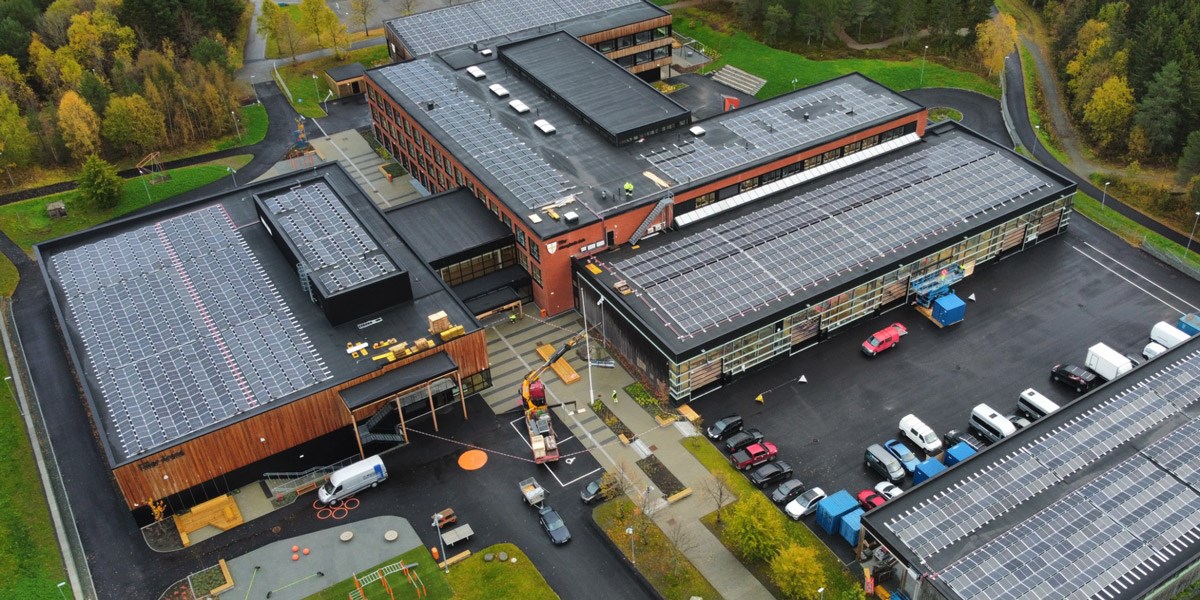 Denne skolen får strøm fra solceller og gjenbrukte elbilbatterier