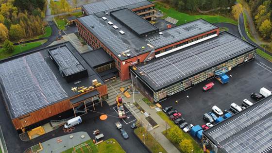 Denne skolen får strøm fra solceller og gjenbrukte elbilbatterier