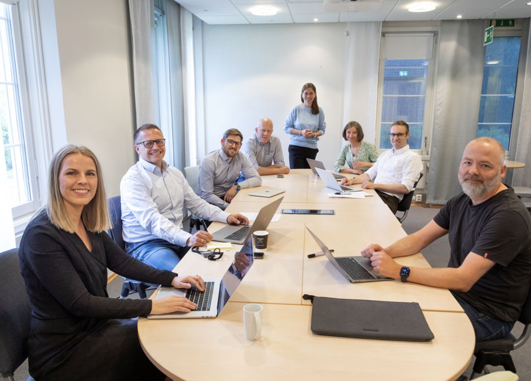 Forskerteam med interesse for ledelse: Fv.: Prosjektleder Viktoria Stray, Nils Brede Moe, Rasmus Ulfsnes, Geir Hanssen, Maria, Anastasiia Tkalich, Tor Sporsem, alle fra SINTEF og  Jan Henrik Gundelsby, som leder forsknings og utviklingsavdelingen hos Knowit. Foto: Thor Nielsen.