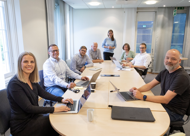 Forskerteam med interesse for ledelse: Fv.: Prosjektleder Viktoria Stray, Nils Brede Moe, Rasmus Ulfsnes, Geir Hanssen, Maria, Anastasiia Tkalich, Tor Sporsem, alle fra SINTEF og Jan Henrik Gundelsby, som leder forsknings og utviklingsavdelingen hos Knowit. Foto: Thor Nielsen.