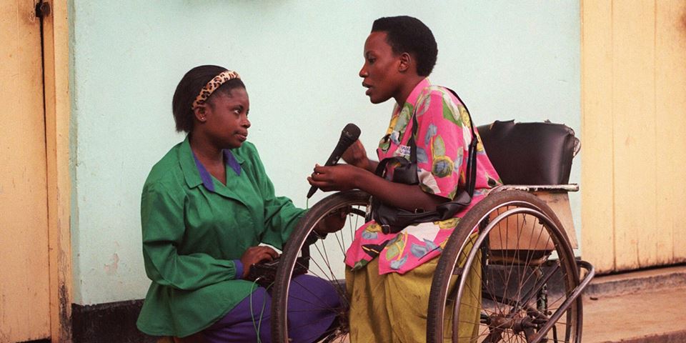 I mange fattig land er tilgangen på tekniske hjelpemidler for funksjonshemmede katastrofalt dårlig, skriver artikkelforfatterne. På bildet: 23 år gamle Winnie Namukkiaya fotografert i 2000, politiker som ble en stemme for de funksjonshemmedes sak i Uganda. Foto: Nils-Inge Kruhaug/NTB