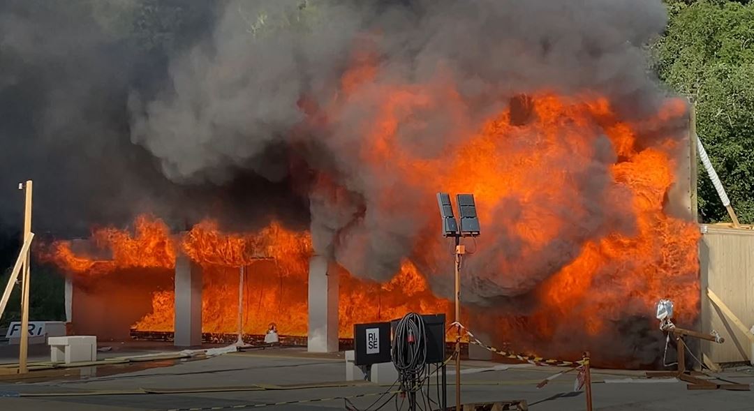 Brann massivtre: Mens brannen er på det mest intense, slår flammene høyt ut gjennom vindusåpningene. Slike store flammer kan øke risikoen for at brannen sprer seg til etasjen over eller til nabobygg. 