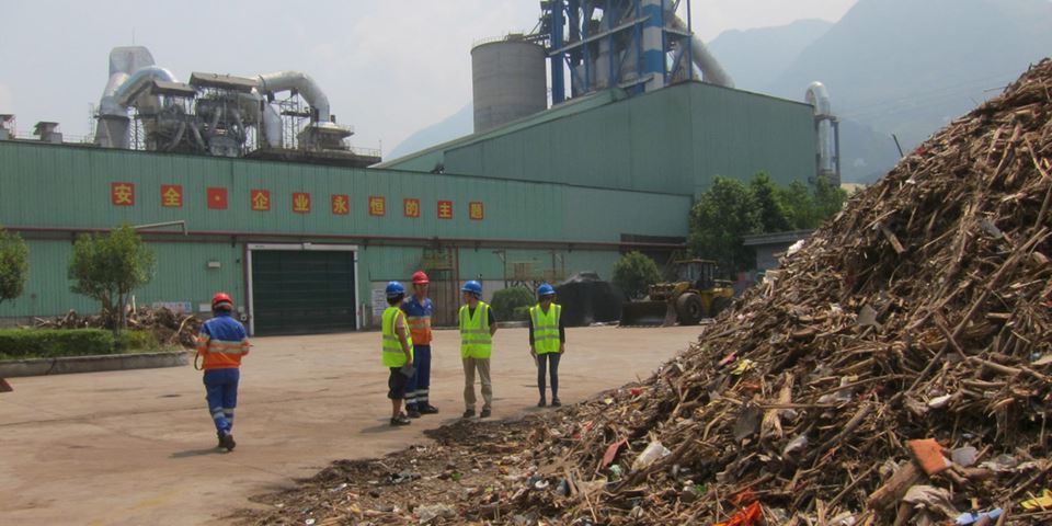Avfallet i dette deponiet er samlet opp fra elven Yangtze i Kina og inneholder 12 prosent plast. Nå har SINTEF vist land i Asia at ikke-gjenvinnbar plast fra overfylte søppeldynger kan bli en grønn gullgruve for lokal sementindustri. Foto: SINTEF