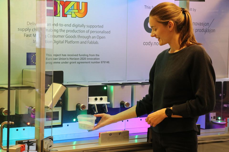 Kristin Søiland, forsker ved SINTEF, tester doseringsenhet for en pulveringrediens som brukes i et tilpasset vaskemiddelprodukt. Foto: SINTEF