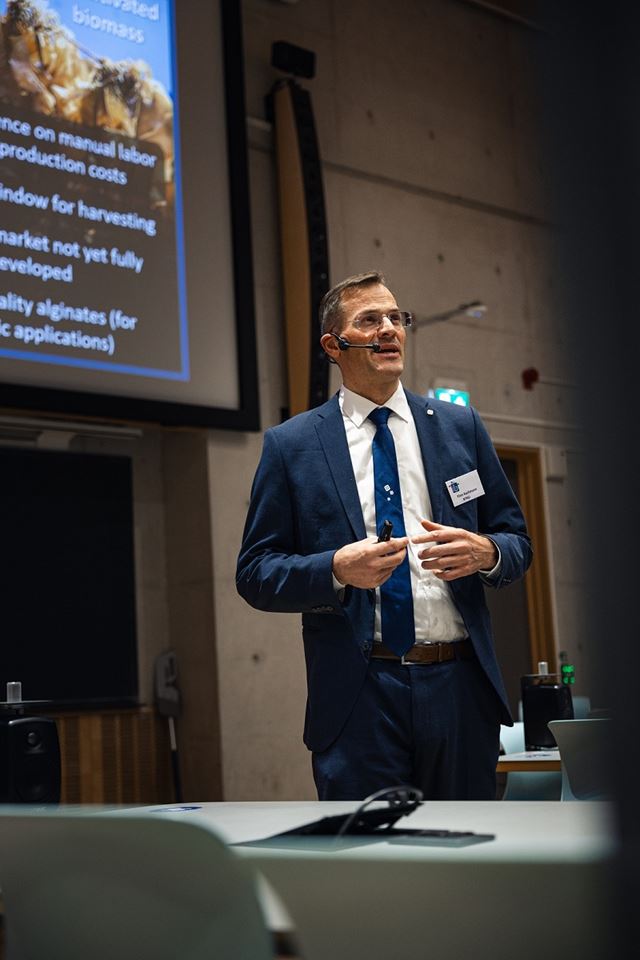 Alginat. Bildet viser professor Finn Aachmann.