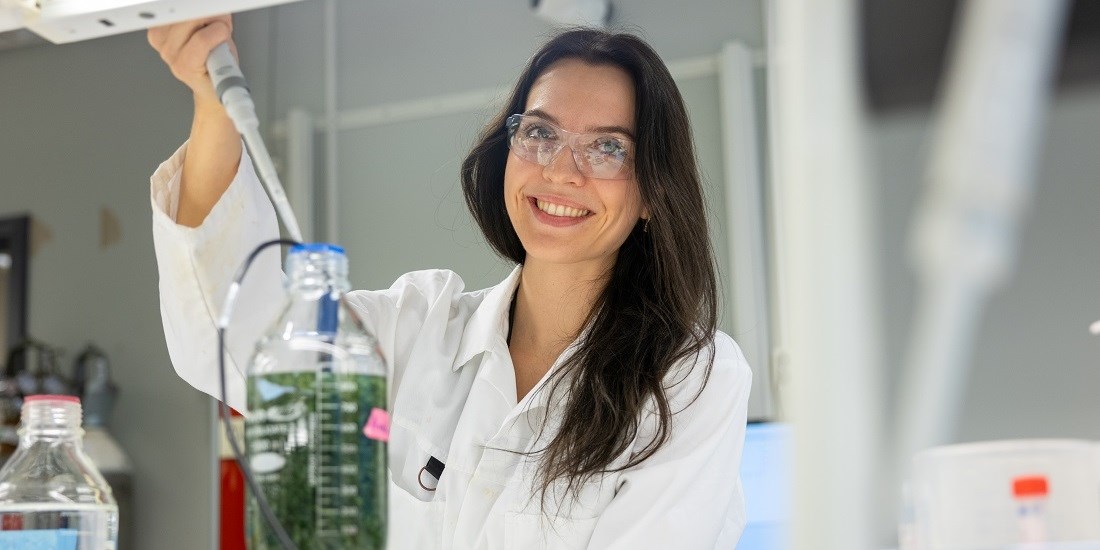 Katharina Nøkling-Eide er blant forskerne fra NTNU og SINTEF som jobber med å gjøre alginat fra dyrket tare like god som den fra vill tare. Foto: Aleksander Stokke Båtnes, NTNU