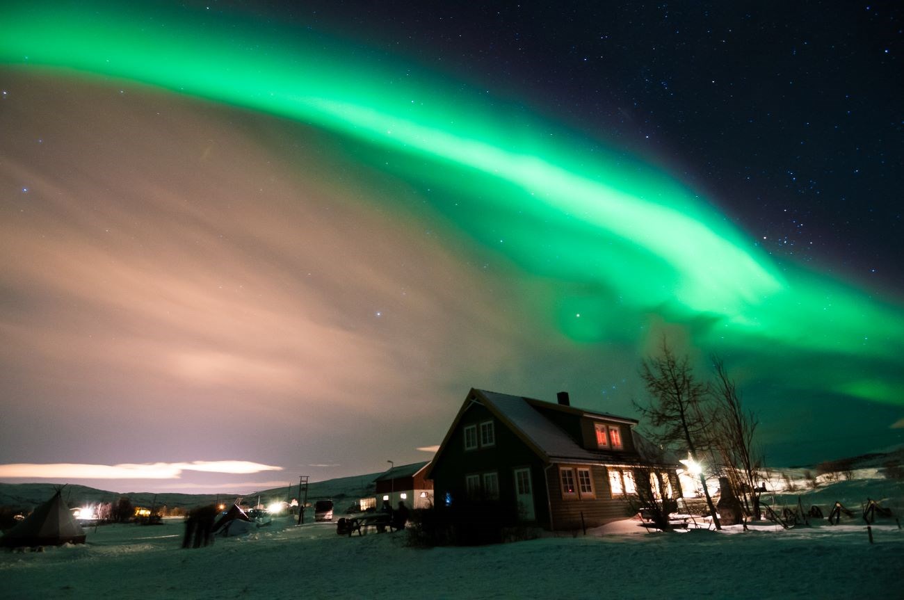 En kraftig solstorm kan føre til total blackout. Oppsiden er nordlys –kanskje så langt sør som Florida. Her pynter aurora himmelen over Tromsø. Foto: Pisanialessandro/iStock