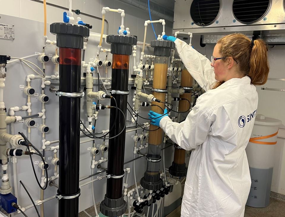 Forsker og  bloggforfatter Theresa Rücker i laben hos SINTEF: Her utvikles nye og mer miljøvennlige metoder for produksjon av kjemikalier. Foto: Torbjørn Pettersen