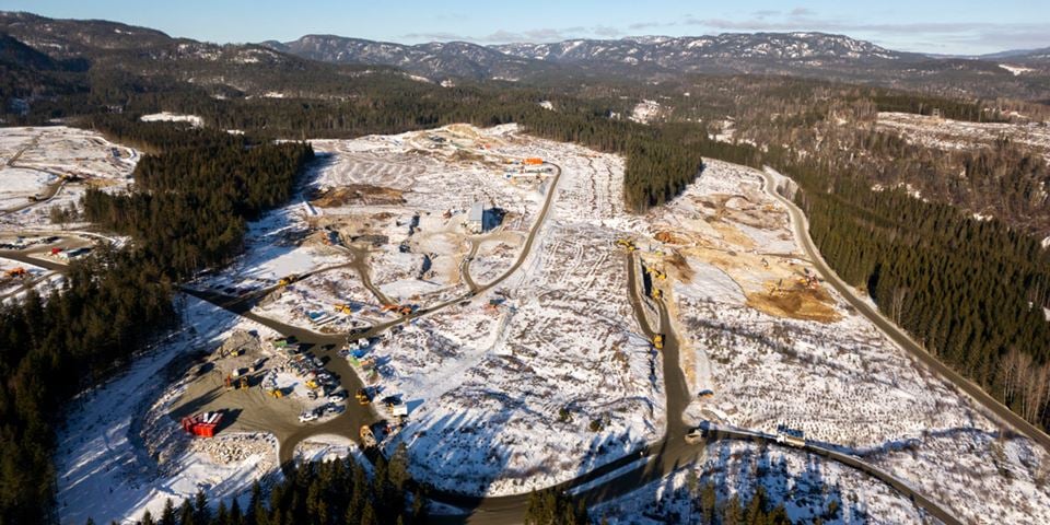 Spaden er for lengst stukket i jorda på Gromstul utenfor Skien. Googles nye datasenter skal stå klart i 2026. Foto: Cornelius Poppe / NTB