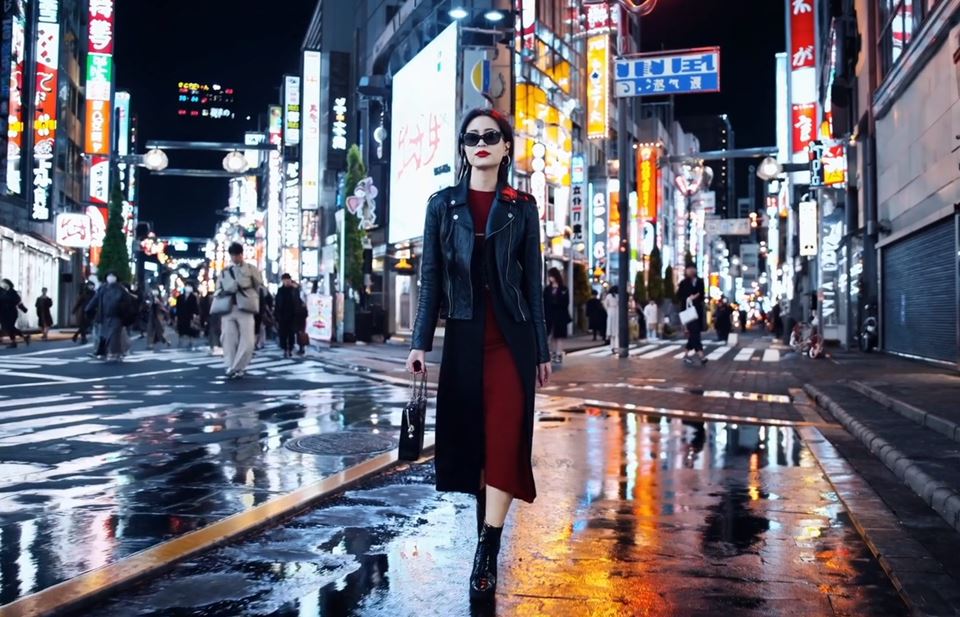 Kvinnen som spaserer i Tokyos gater er blitt den kanskje mest kjente videoen fra KI-verktøyet Sora. Men dette verktøyet krever mye strøm. Derfor bør ikke teknologiselskapene uten videre få fri tilgang til den energien de vil hevde at de trenger, skriver kronikkforfatterne. Foto: OpenAI