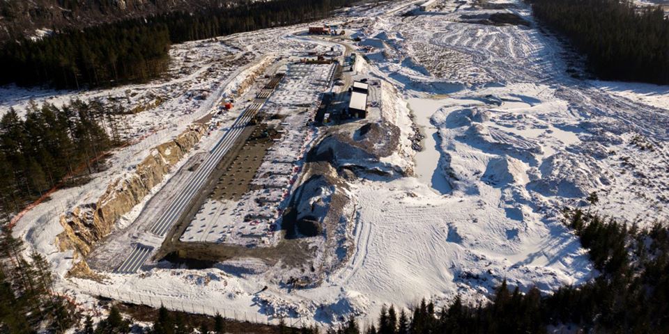 Bærekraften til et datasenter står og faller med gjenvinning av overskuddsvarme, skriver artikkelforfatterne. Foto: Googles nye datasenter bygges på Gromstul  i Telemark. Foto: Cornelius Poppe/NTB
