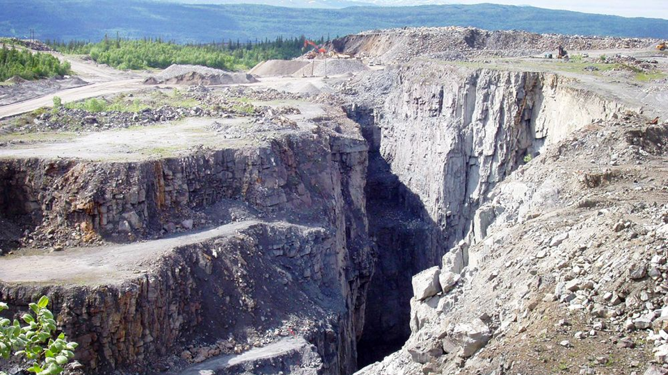 Rana Gruber nevnes som et eksempel på gruvedrift hvor artikkelforfatterne mener det bør være mulig å utnytte overskuddsmasser. Bildet er fra 2010. Foto: SINTEF