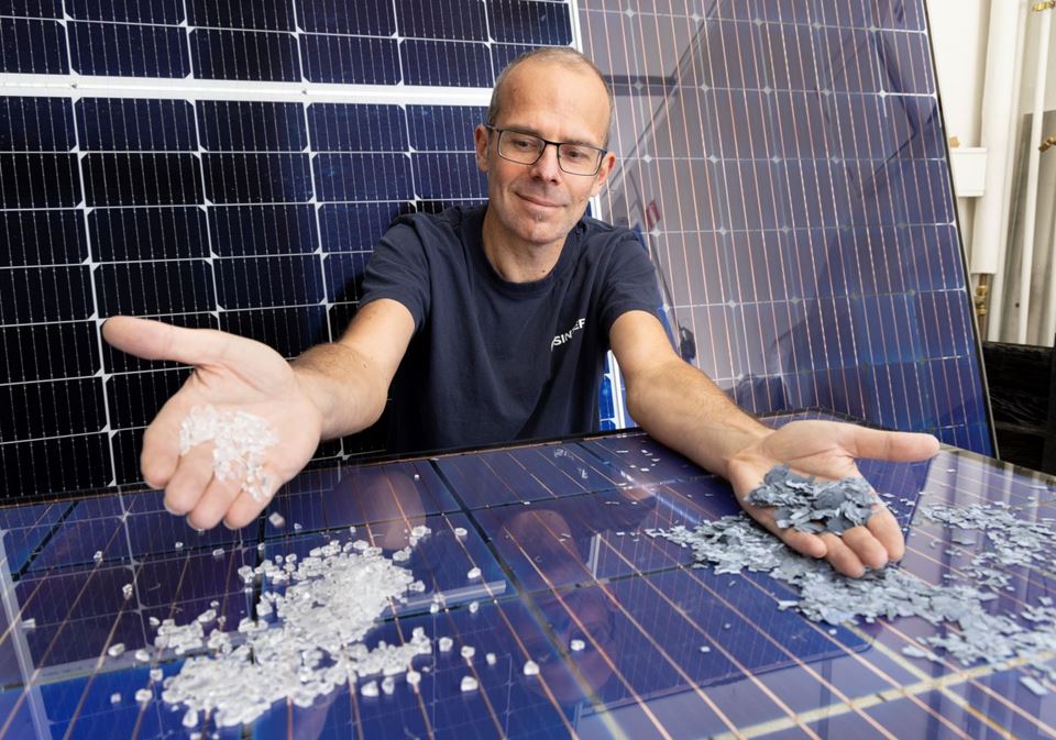 Sol i laben: Martin Bellmann i SINTEF har lenge forsket på solceller. Nå koordinerer han prosjektet som skal gjøre det mulig å resirkulere materialene som brukes i panelene. Foto: Thor Nielsen