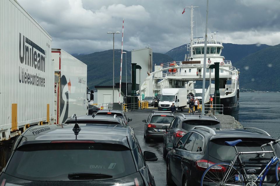 Ferietid er høysesong for fergekøker. Her fra sambandet mellom Tørvikbygd og Jondal. Foto: Marianne Løvland / NTB