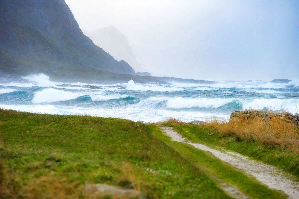 Ved å dele på infrastrukturen og samlokalisere bølgekraft og flytende eller bunnfaste vindturbiner, kan kostnadene ved utbygging og drift reduseres for begge teknologiene, skriver kronikkforfatterne. Her fra Godøya på Sunnmøre. Foto: Knut Opeide/Samfoto/NTB