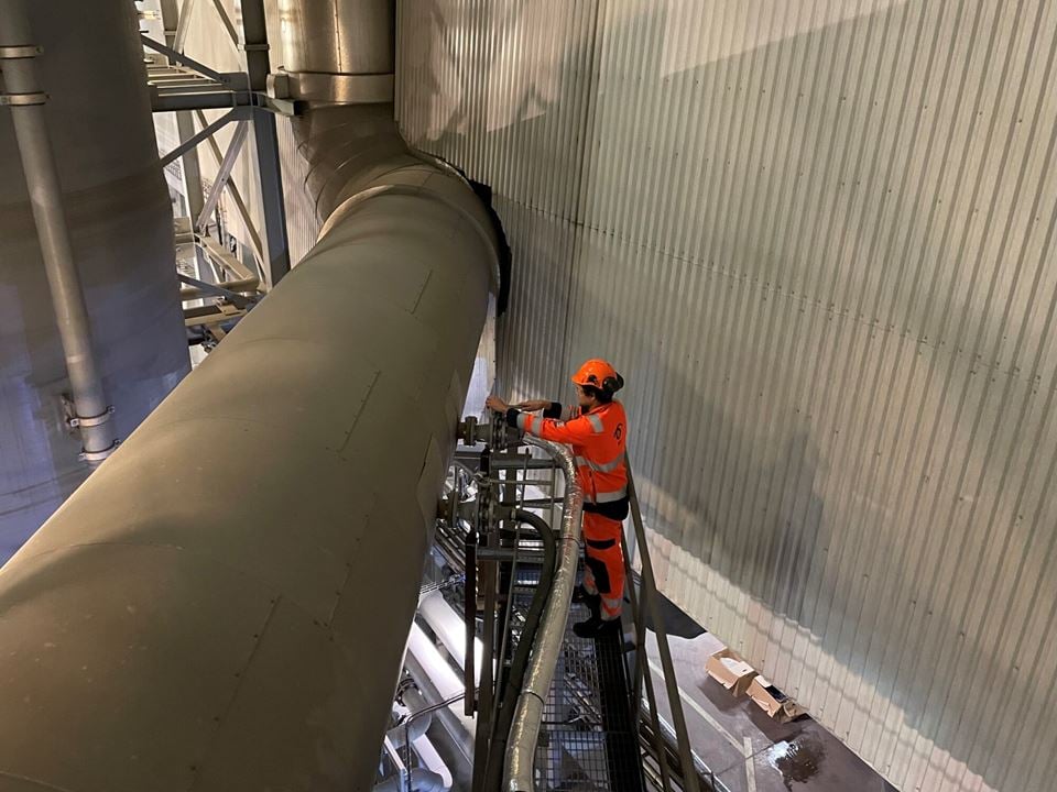 I dette røret strømmer røykgassen. En sidestrøm tar deler av den inn i pilotreaktoren, som fjerner CO2. Foto: SINTEF