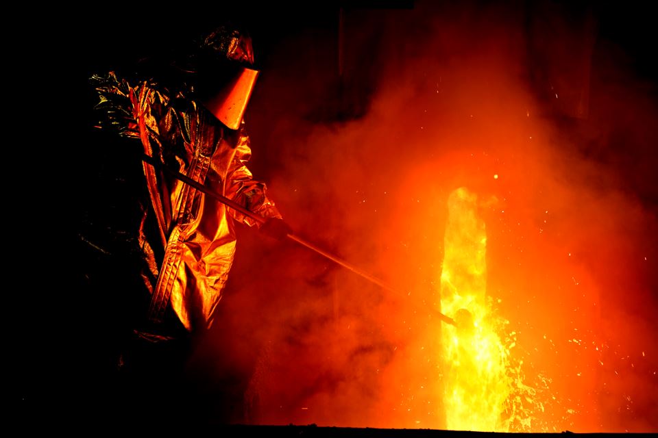 Ny viten om smeltede materialers – til nå – hemmelige liv, kan spare produsentene av ferromangan for et betydelig inntektstap og samtidig kutte CO2-utslippet fra ovnene deres. Her fra Eramets smelteverk i Sauda, det største prosessanlegget for ferromangan i Nord-Europa. Foto: Pål Christensen/Stavanger Aftenblad/NTB