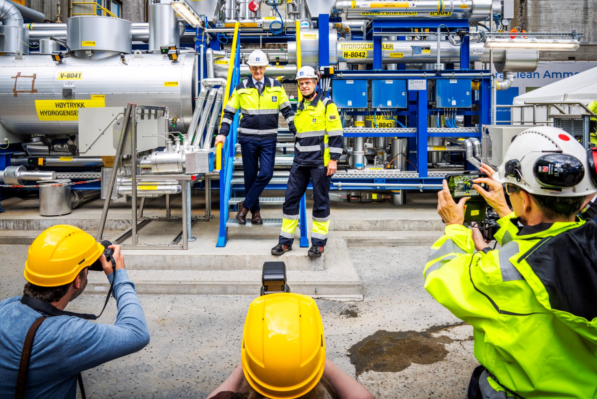 Fra åpningen av Yaras nye anlegg for fornybart hydrogen på Herøya sist sommer – en innvielse som statsminister Jonas Gahr Støre og konsernsjef Svein Tore Holsether sto for. Ny forskning viser at 3D-printing kan øke ytelsene til neste generasjon elektrolysører, utstyret som brukes til å spalte vann til hydrogen og oksygen ved hjelp av elektrisitet. Foto: Ole Berg-Rusten/NTB
