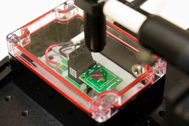 Et mikroplasma på en chip-eksperiment utført ved SINTEF-laboratoriet: Hver molekyl i prøven bidrar til en annen farge på lyset som sendes ut, og den tilsvarende bølgelengden blir detektert. Dataene som samles inn vil bli analysert ved hjelp av maskinlæringsmetoder, som kan gi personlig informasjon om en persons helse.