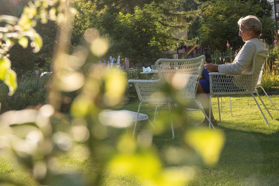 Erfaringer fra blant annet Dronning Ingrids hage i Oslo viser at tilgang til grønne og skjermede uterom gir økt livskvalitet for mennesker med demens og deres pårørende. Illustrasjonsfoto fra iStock.
