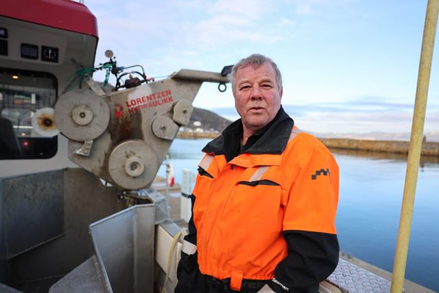 Krepsefisker Roar Ervik har investert i kjøleanlegg i båten. Det gir en helt annen kvalitet på den ferske fangsten. Foto: Mandal