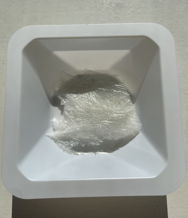 Gelatinpulver ekstrahert fra tørrfisk i hvit skål.