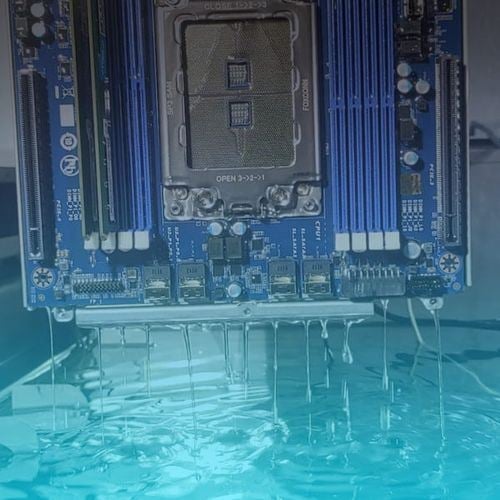 Med nedsenkningskjøling blir hele datamaskinen eller de elektriske delene senket ned i et bad av oljebasert væske. Foto: Coolblock by Synapsecom (www.coolblock.com)