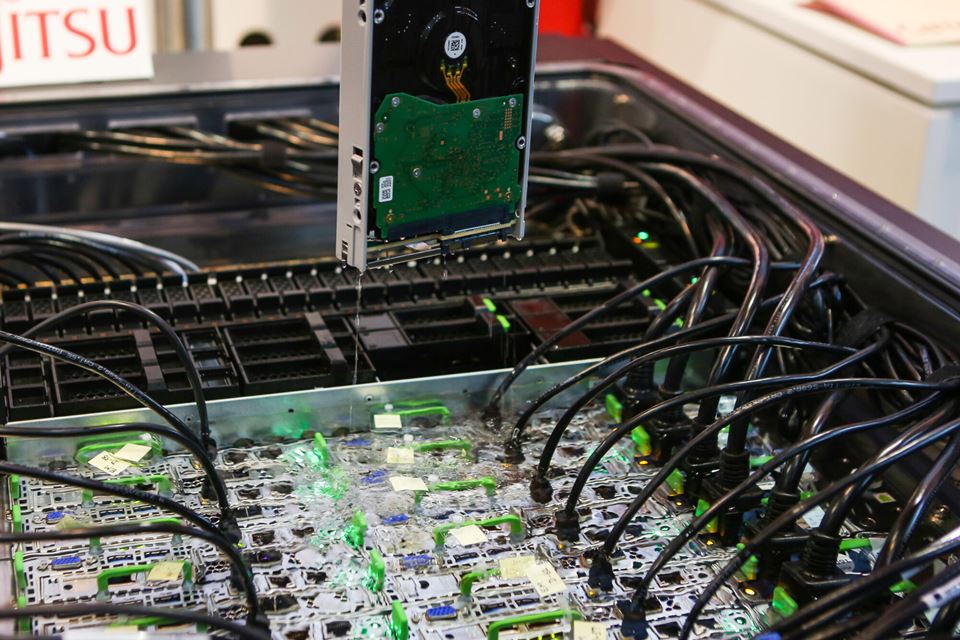 Kjøling av datamaskiner med væske kan være svaret for at vår digitale transformasjon kan skje uten for store energitap. Foto: Alamy