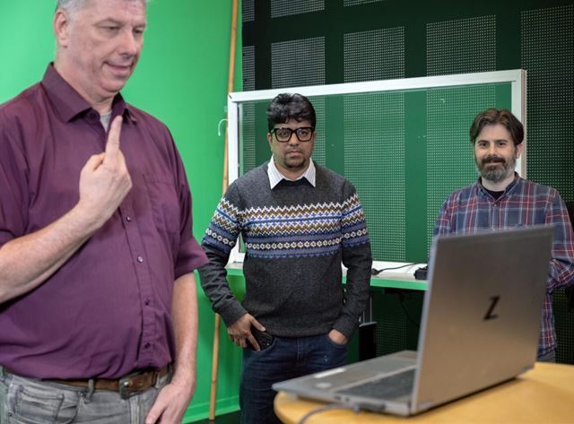 Tegnspråkbruker Maarten Vreugdenhil tester tegnspråkoversetteren, mens forskerne Zia Uddin og Costas Boletsis følger nøye med