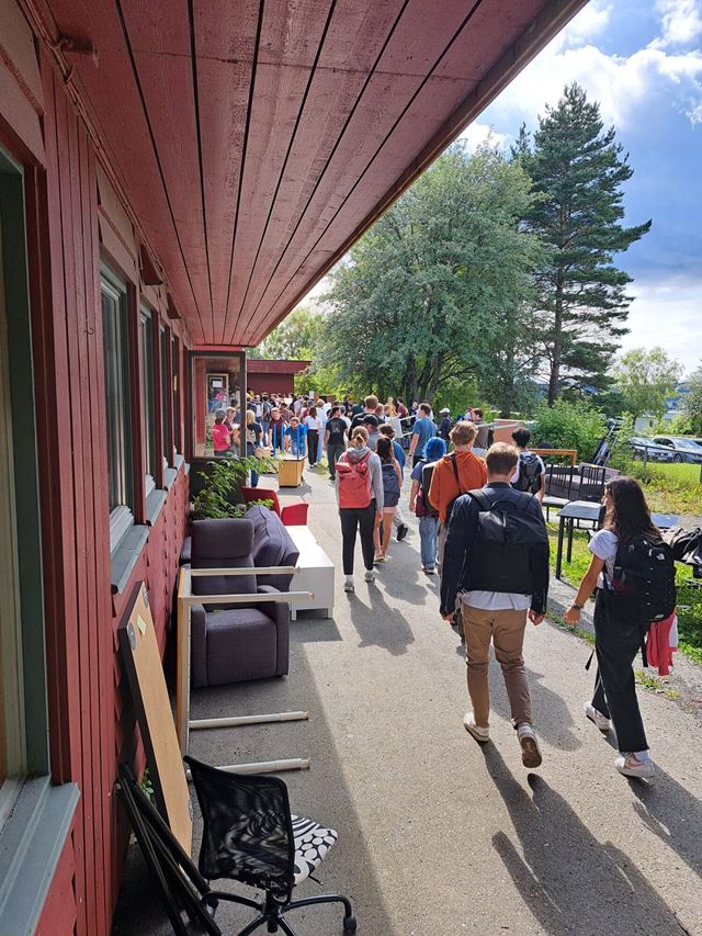 Studenter i kø for å få gratis møbler som folk har donert gratis.