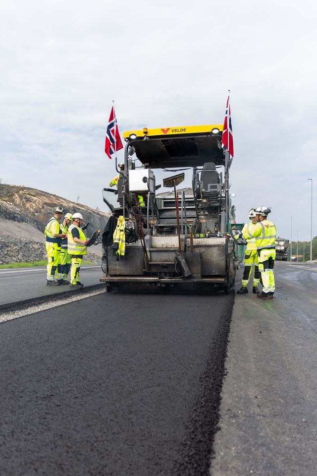 Velde Asfalt og JV Implenia Stangeland feirer den nye asfalten med norske flagg. (Foto: Lisa Ravna Romøren, Screen story/Nye Veier)