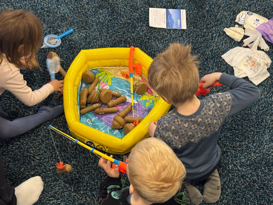 Forskere fra SINTEF og Universitetet i Aarhus besøkte Svalbard tidligere i sommer. Målet var å lære lokale barn hvor viktig det er å bruke toalettet til det det faktisk er ment for. Foto: SINTEF