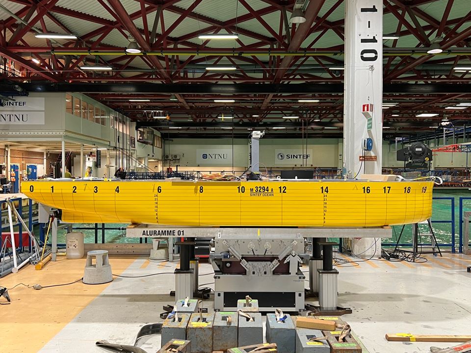 Her klargjøres en av modellene før den skal ut i bassenget og prøve krefter. Foto Toralf Sundin Hamstad