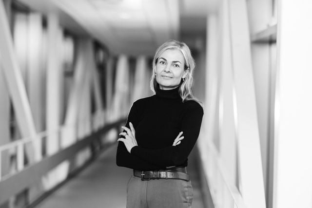 – Vi har brukt Ugelstad-kulene masse i vår forskning. Det er en oppfinnelse som har fått gjennomslag innen immunologi og celleterapi over hele verden, sier professor Johanna Olweus ved UiO. Foto: Evoto