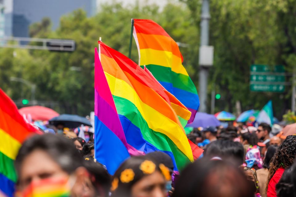 I USA blir transpersoner nektet innreise, i Storbritannia har høysterett slått fast at transkvinner ikke kan bruke enkeltkjønnede rom og i Ungarn forbys pride-parader. Minoritetspersoner er under et økende press. Illustrasjonsfoto: Adobe Stock
