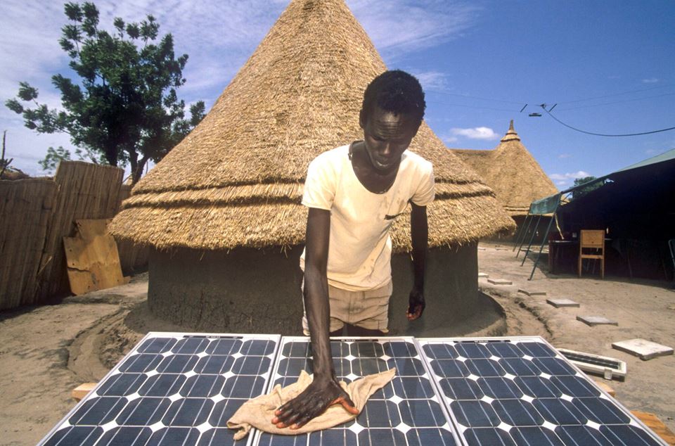 Illustrasjonsfoto: Energiforsyning med solcellepaneler i Sudan. Foto: Hartmut Schwarzbach/Argus/Samfoto/NTB
