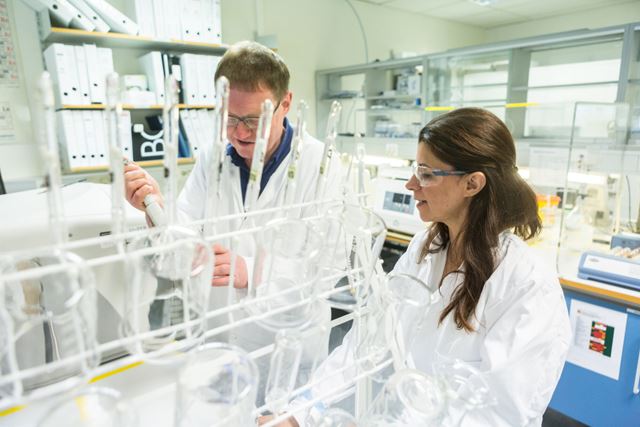 Her er ingeniørene Svein Morken og Roksana i sving i Analyselaboratoriet hos Thermo Fisher Scientific, som produserer Ugelstad-kulene i fabrikken på Lillestrøm. Foto: Johnny Syversen