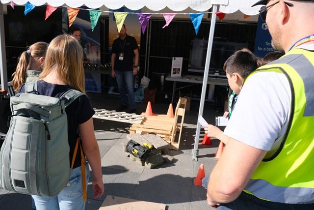 Nysgjerrige skolebarn ville gjerne hilse på "smurfen" som er designet for å redde liv. Foto: Emma Sæter