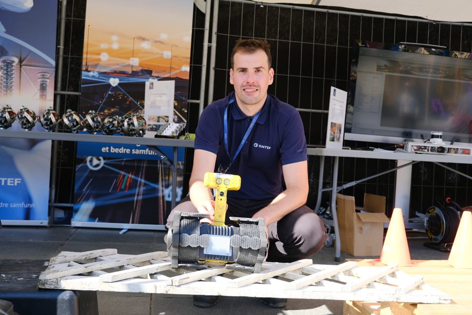 Forsker Jan Sramota viser fram redningsroboten under arrangementet Skaperfest i Trondheim. Foto: Emma Sæter