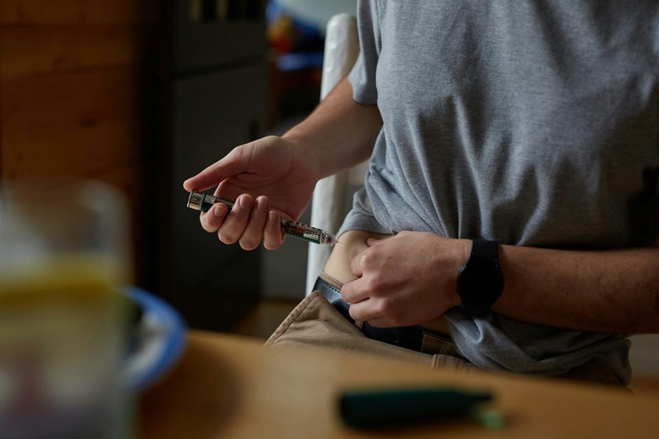 Diabetespasienter holder sykdommen i sjakk med insulin. Hvor stor dose de skal ha, må sjekkes med jevnlige blodprøver. Nå arbeider forskerne med å la KI avgjøre hvor mye som er riktig dose. Illustrasjonsfoto: Freepik
