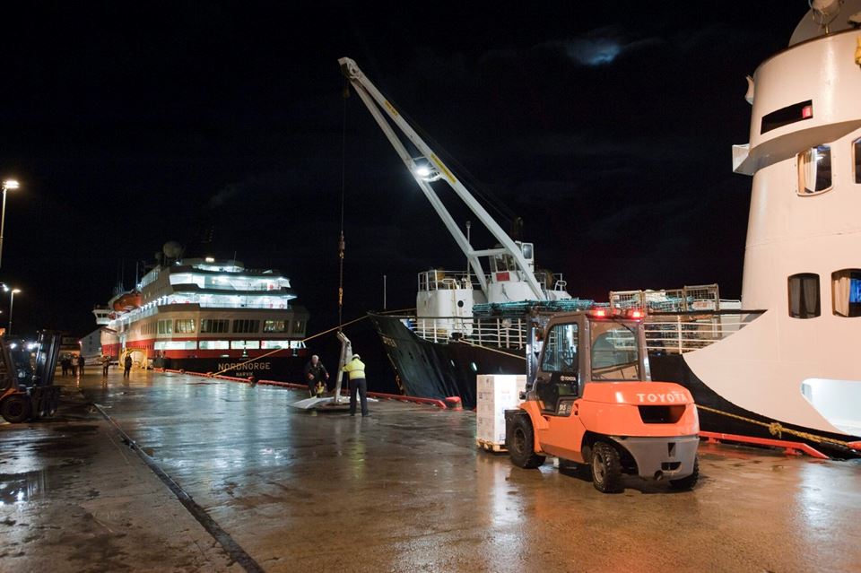 Grønne havner gir flere klima- og miljøgevinster på én gang. Men dette vil kreve mye strøm, skriver artikkelforfatterne. Illustrasjonsbilde fra havna i Rørvik. Foto: Helge Sunde/Samfoto/NTB