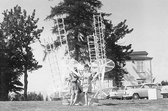For rakettskytefeltet på Andøya bygget Elab i 1967 disse to antennene - utstyr for kommunikasjon mellom bakke og raketter.